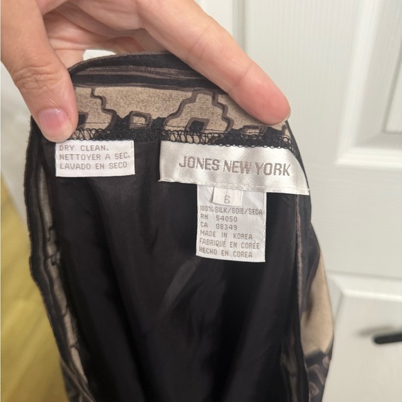 Jones New York 100% Silk Wrap Skirt 6 Brown Black Tribal Print Straight Knee - Picture 6 of 6